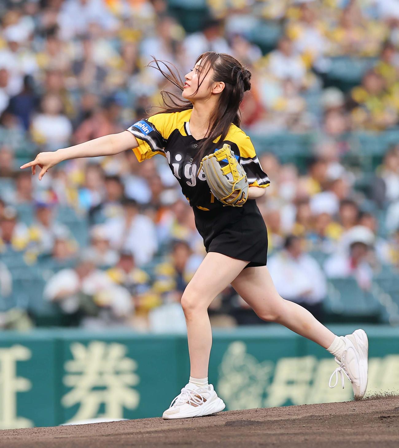 阪神対巨人　始球式を務めるNMB48川上千尋（撮影・上田博志）