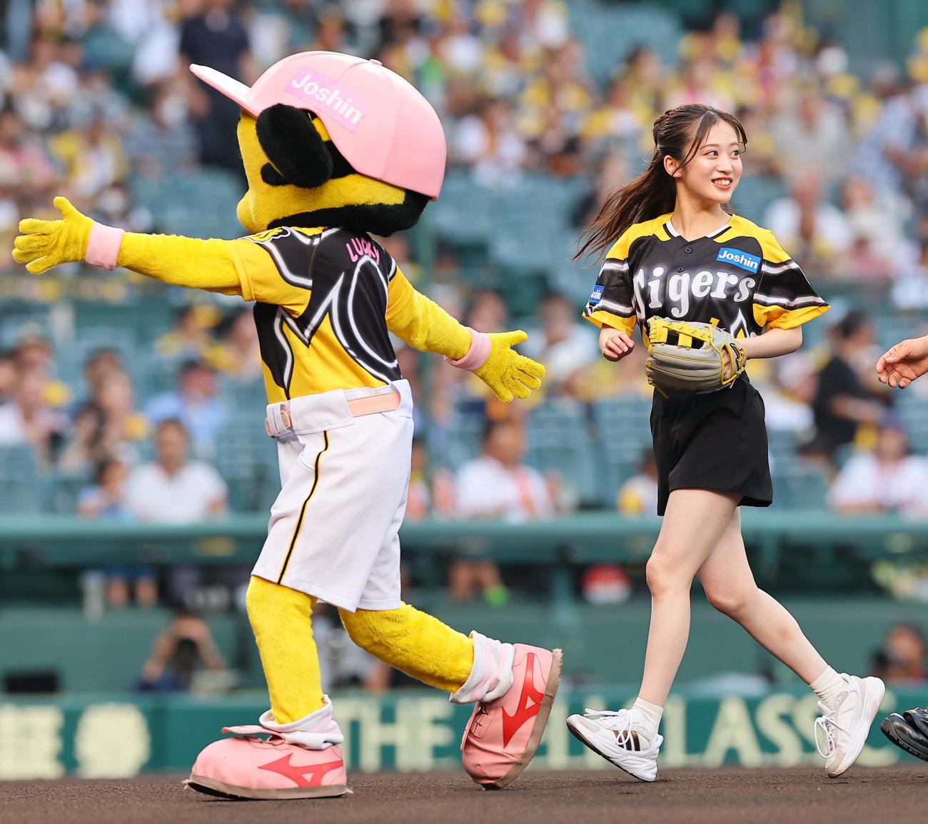 阪神対巨人　始球式を務めるNMB48川上千尋（撮影・上田博志）