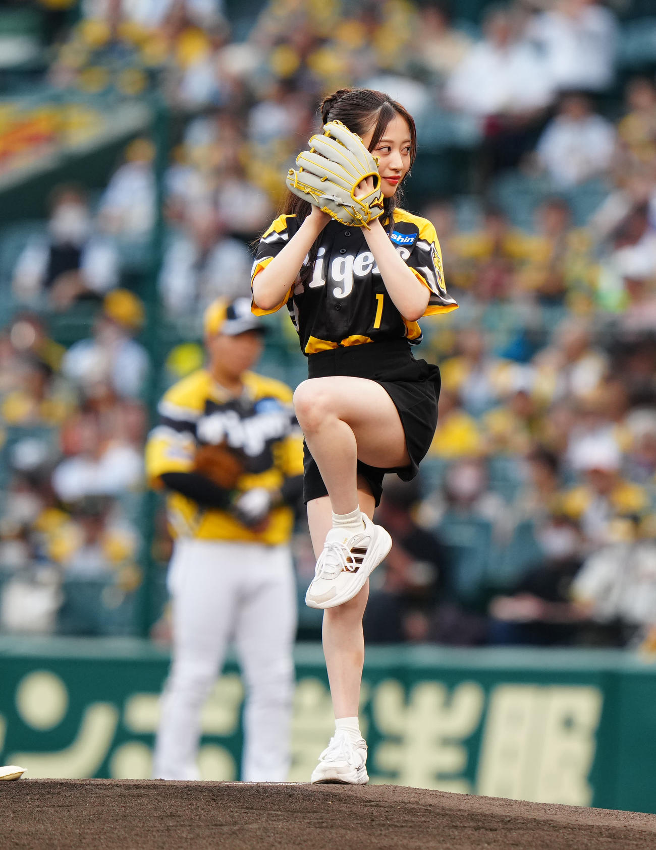 阪神対巨人　試合前、始球式に臨むNMB48の川上千尋（撮影・江口和貴）