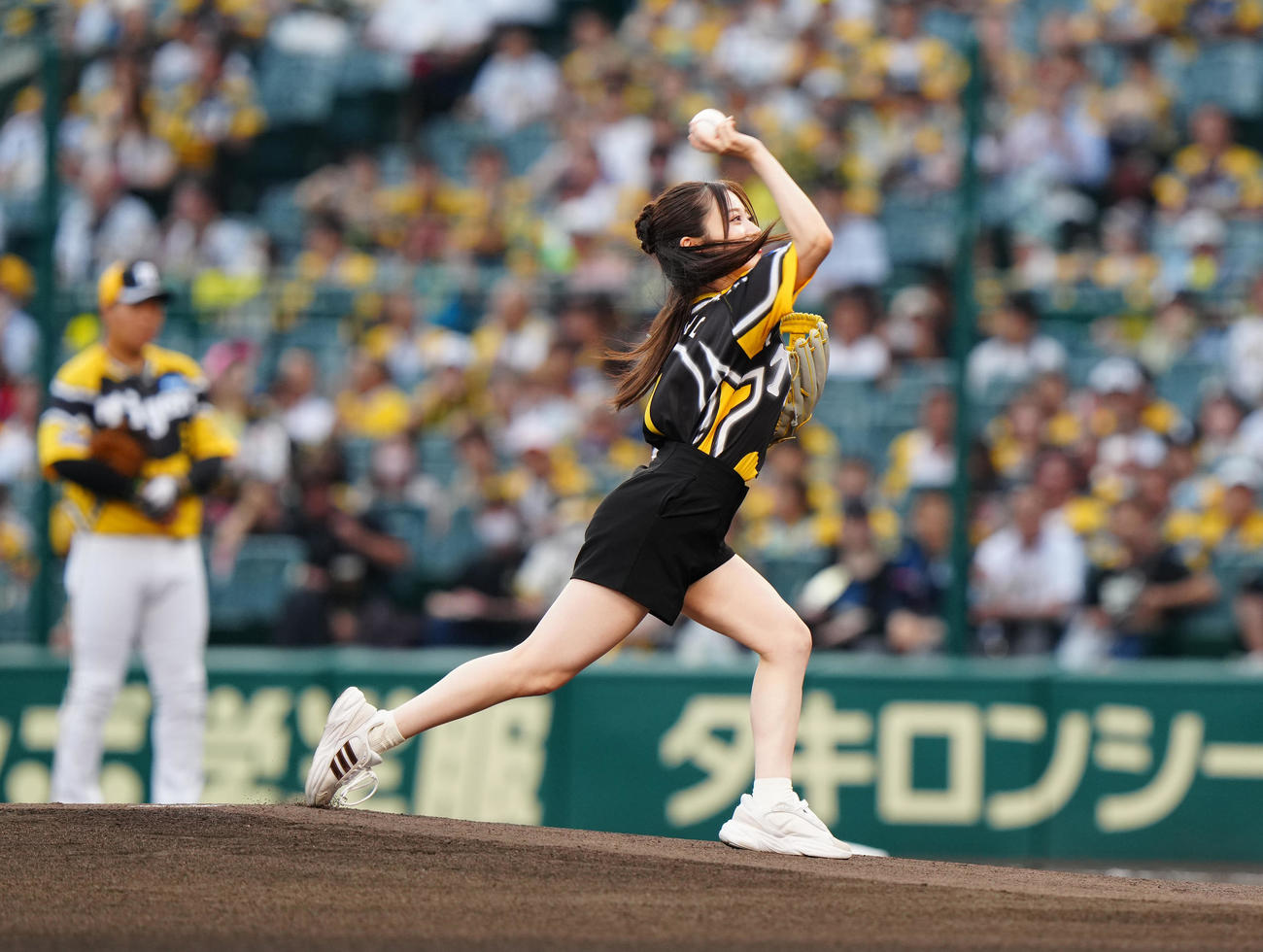阪神対巨人　試合前、始球式に臨むNMB48の川上千尋（撮影・江口和貴）