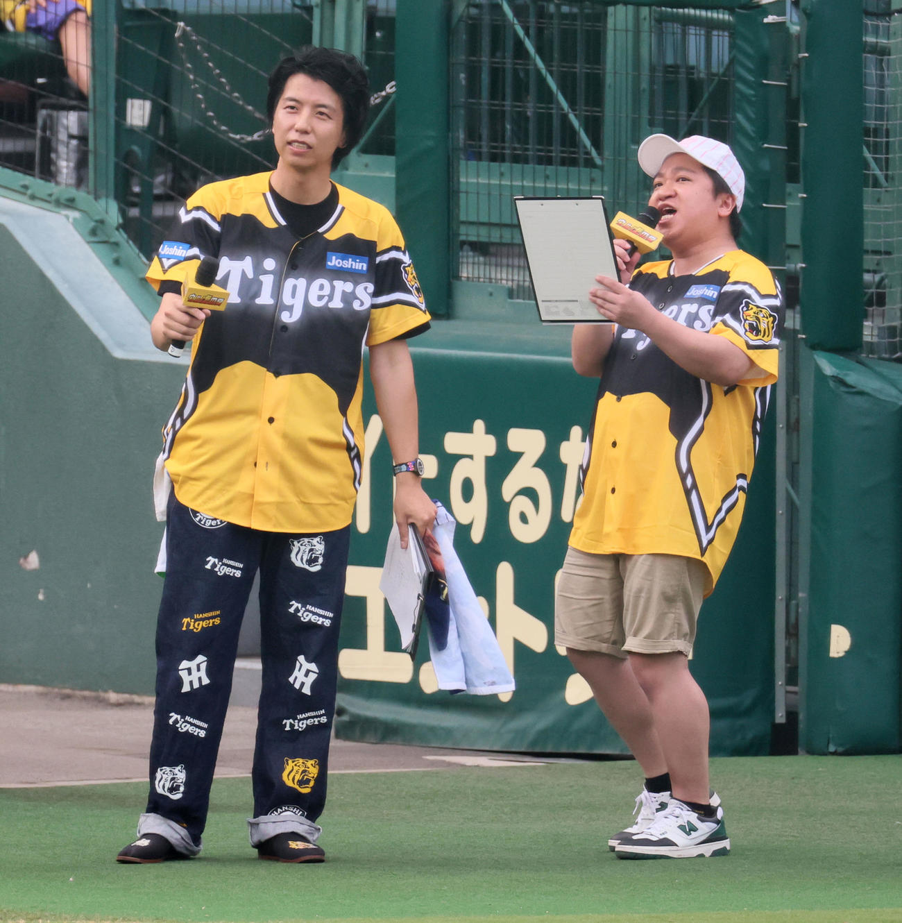 阪神対巨人　タイガースの応援で来場したニッポンの社長の辻（左）とケツ（撮影・加藤哉）