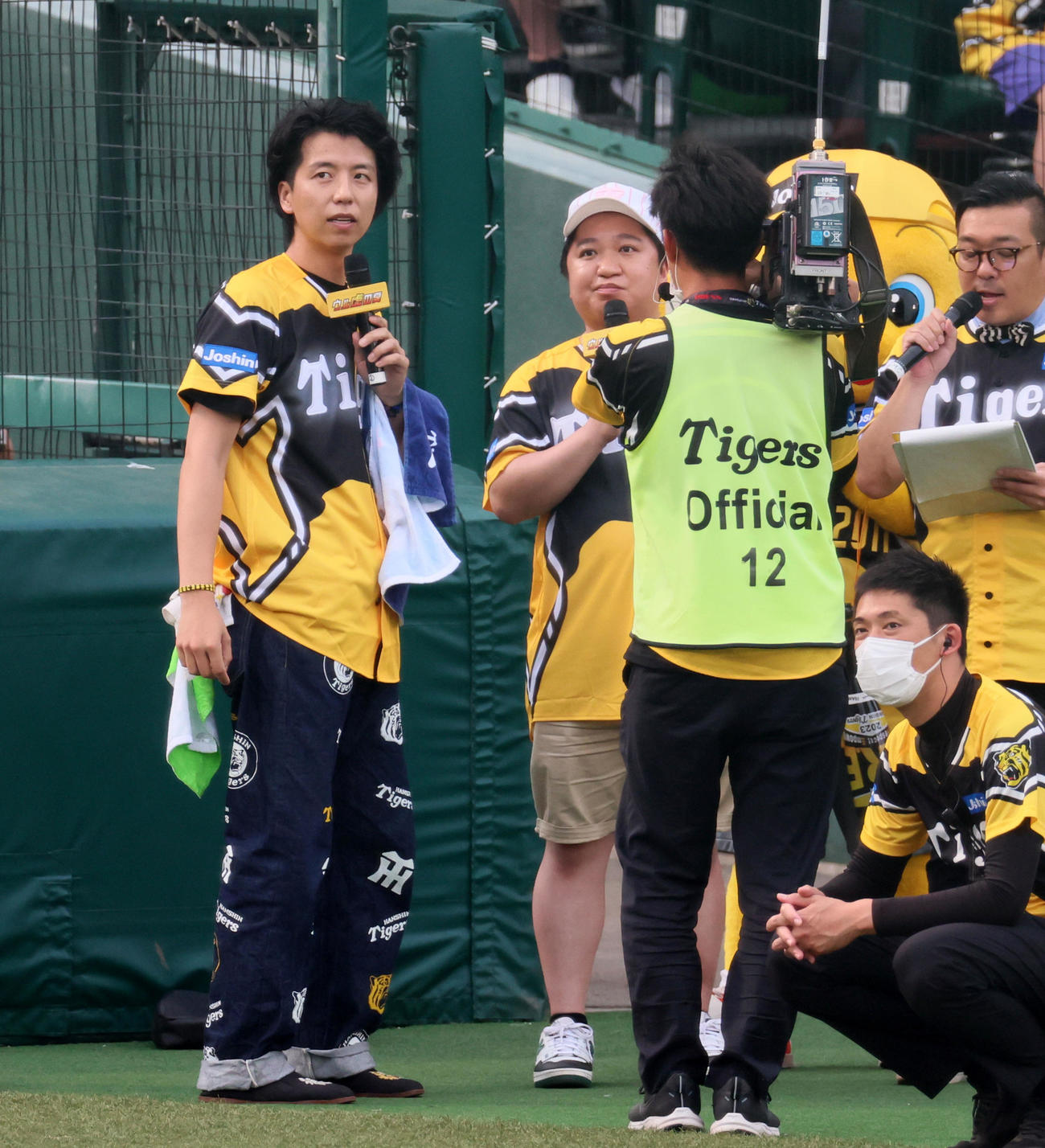 阪神対巨人　タイガースの応援で来場したニッポンの社長の辻（左）とケツ（撮影・加藤哉）