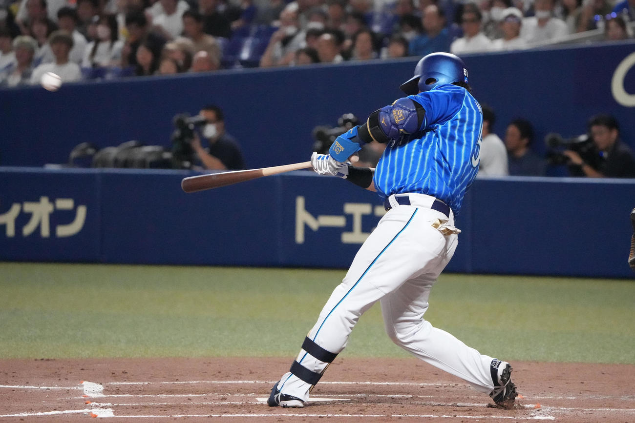 中日対DeNA 3回表DeNA1死一塁、左越え2点本塁打を放つ宮崎（撮影・森本幸一）