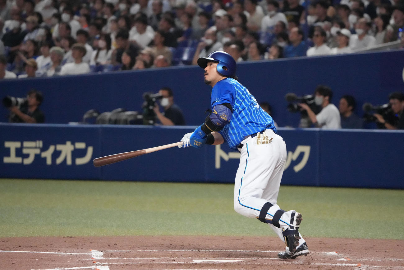 中日対DeNA 3回表DeNA1死一塁、左越え2点本塁打を放つ宮崎（撮影・森本幸一）