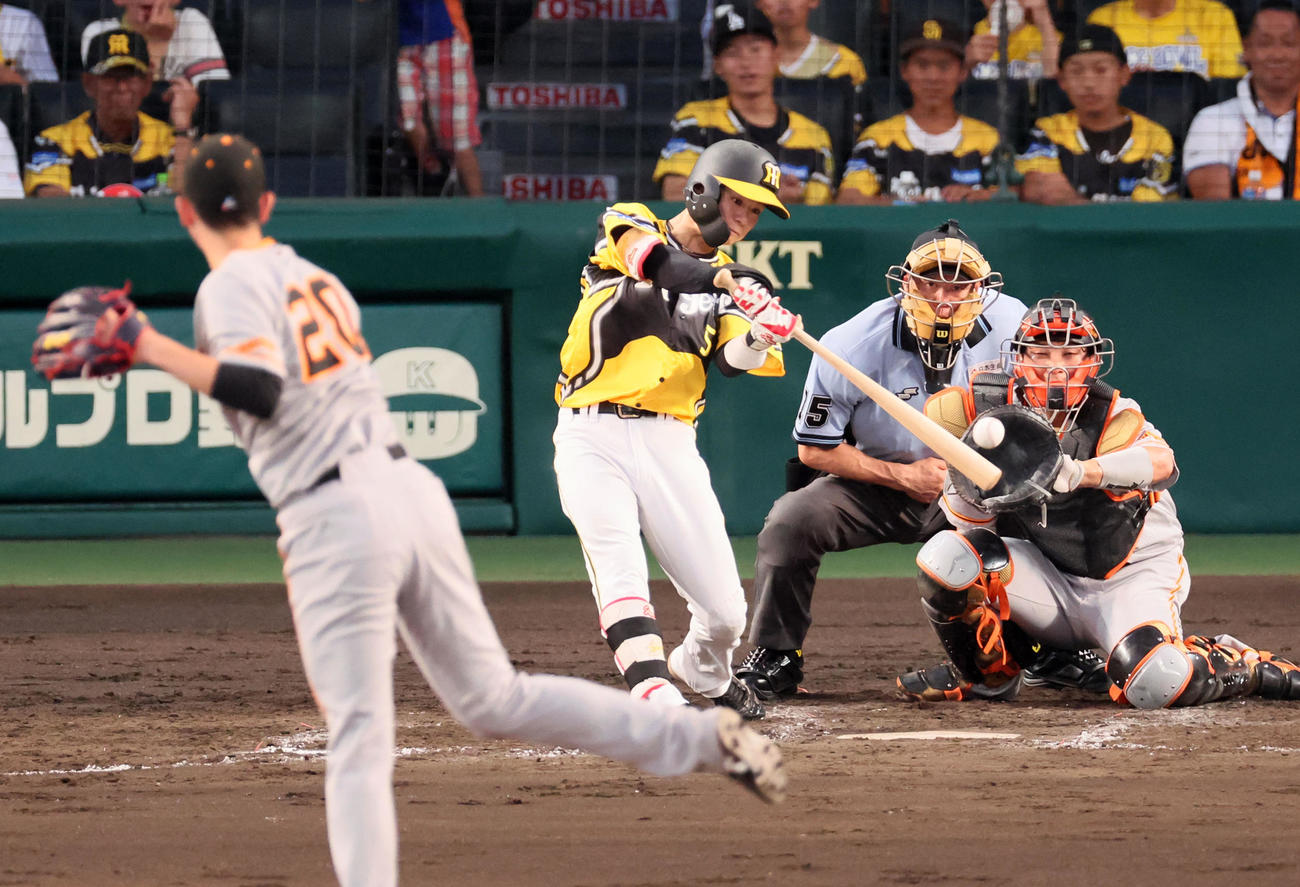阪神対巨人　3回裏阪神2死三塁、中野は左へ適時三塁打を放つ。投手は戸郷（撮影・加藤哉）