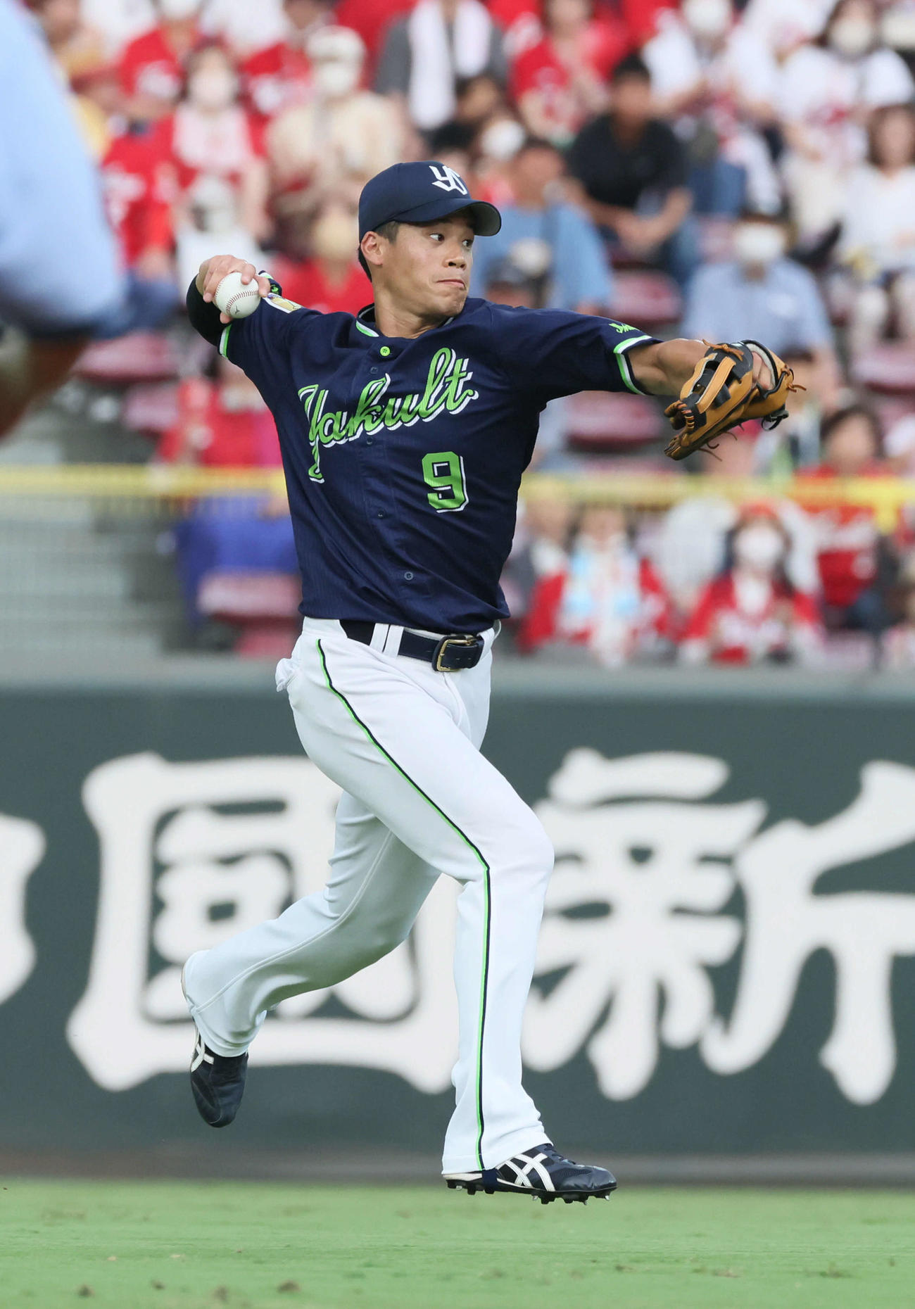 広島対ヤクルト　4回裏広島無死一塁、上本の打球を好捕、一塁に送球する塩見（撮影・加藤孝規）