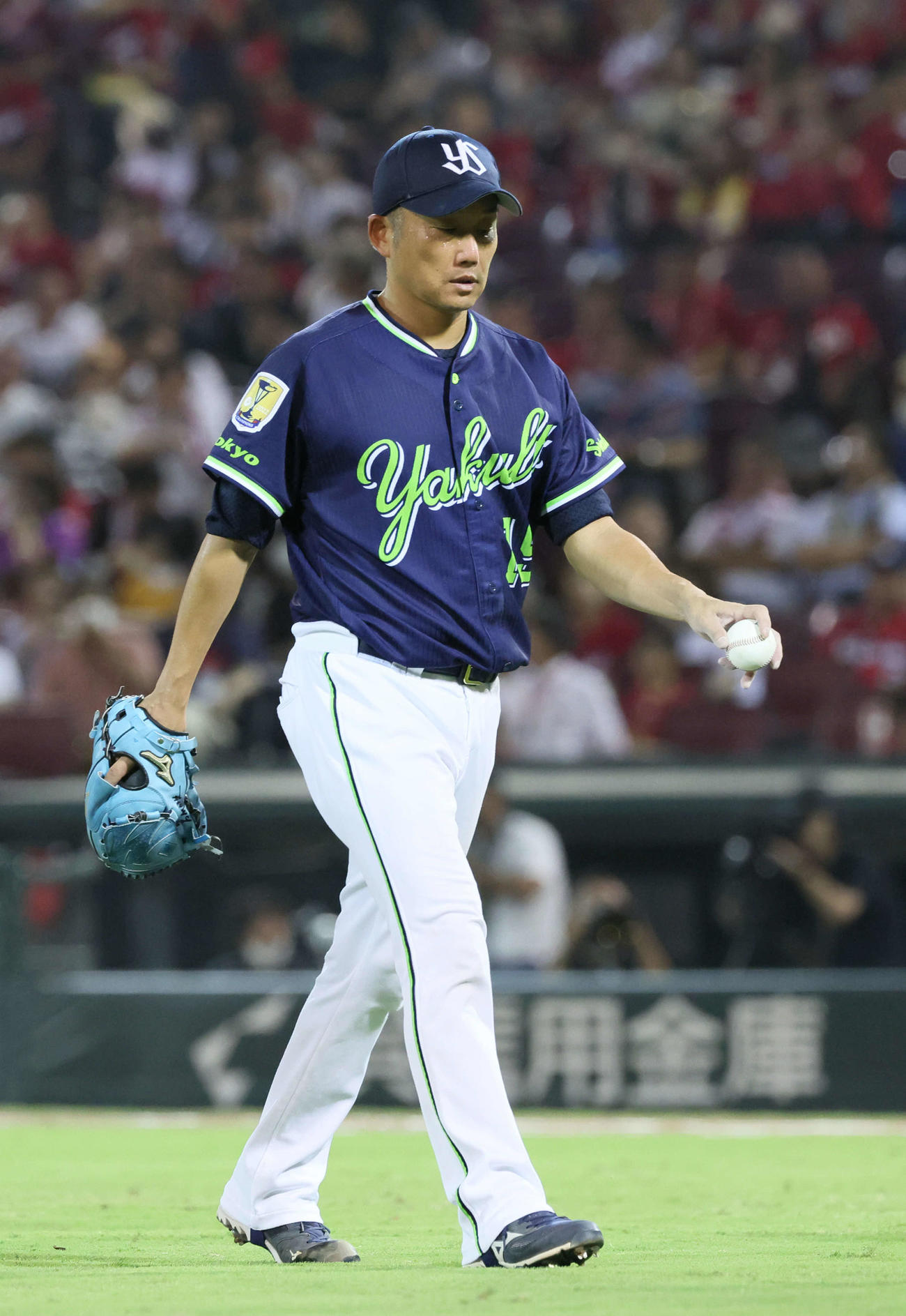 広島対ヤクルト　6回裏広島無死一塁、石川は治療のためベンチに向かうが、そのまま降板（撮影・加藤孝規）