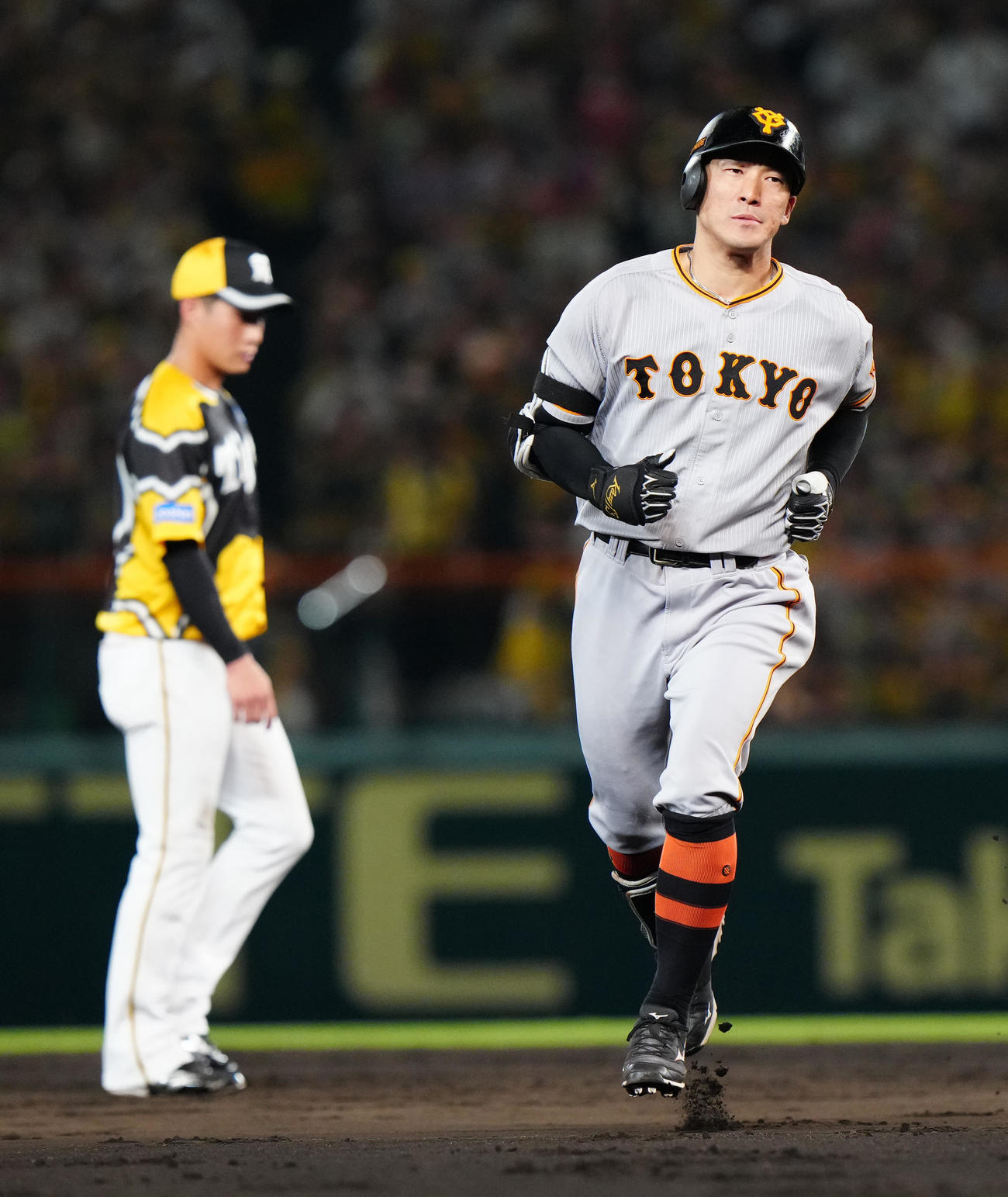 阪神対巨人　5回表巨人1死、右越えソロ本塁打を放ち、ダイヤモンドを1周する梶谷（撮影・江口和貴）