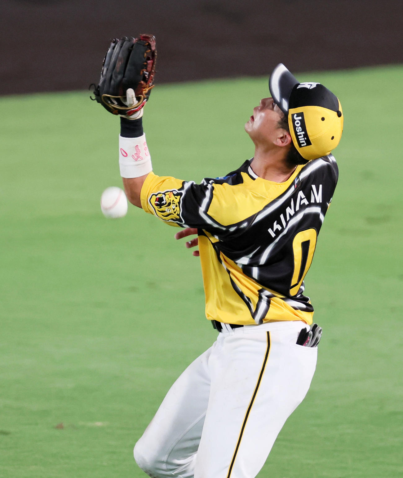阪神対巨人　5回表巨人2死、木浪は岡本和の打球を落球（撮影・加藤哉）