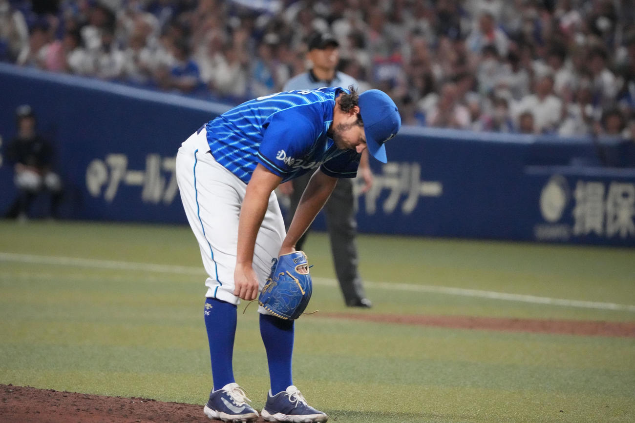 中日対DeNA 5回裏中日1死三塁、岡林の遊ゴロ野選で失点しがっくりとひざに手をつくバウアー（撮影・森本幸一）