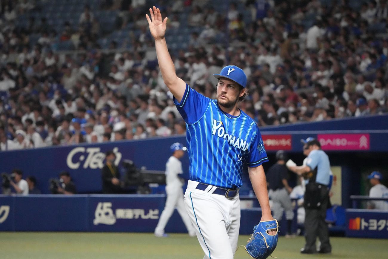 中日対DeNA 7回終了、レフトスタンドのファンに向かい手を挙げるバウアー（撮影・森本幸一）