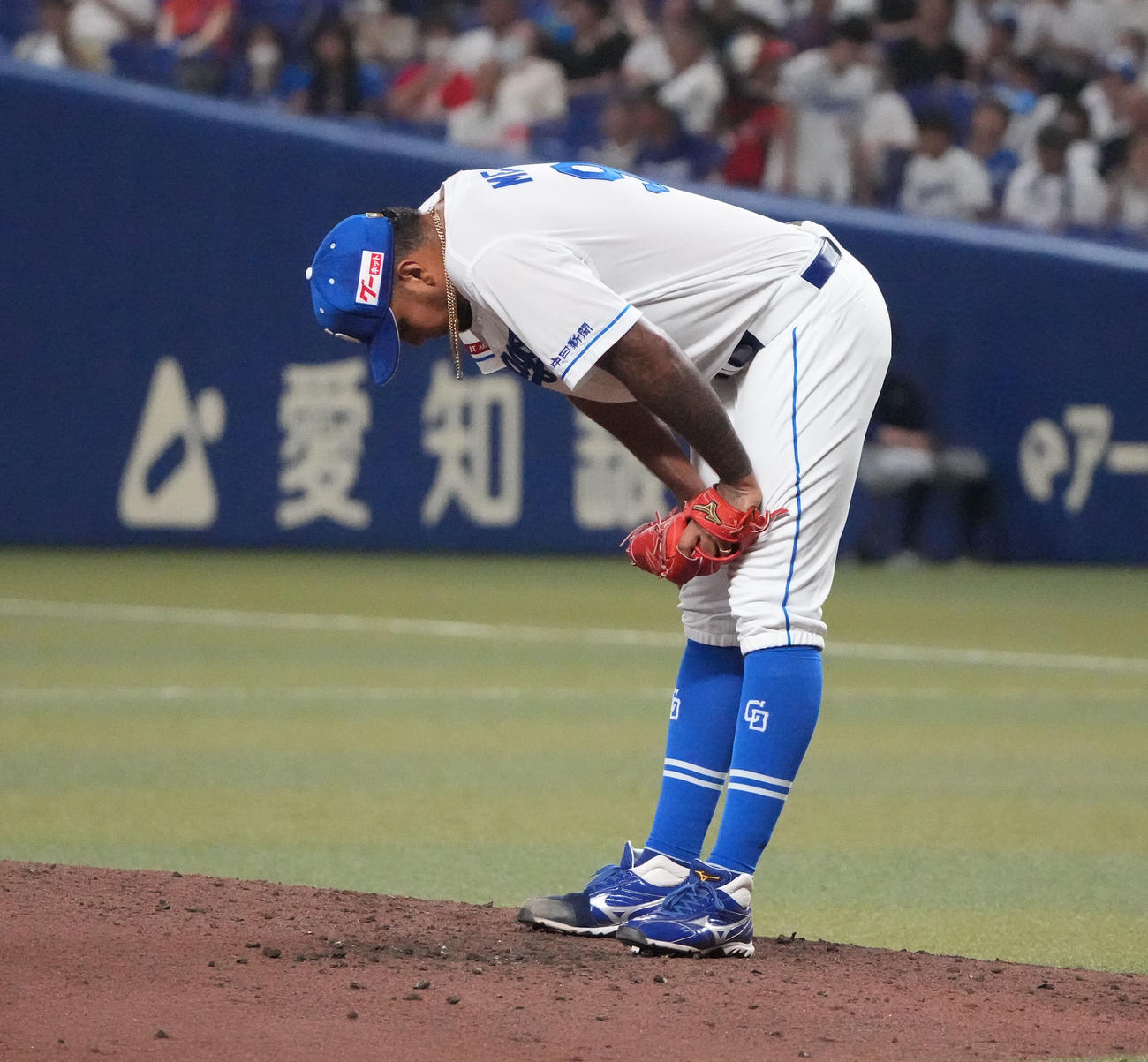中日対DeNA 3回表DeNA1死一塁、宮崎に2点本塁打を打たれひざに手をつくメヒア（撮影・森本幸一）