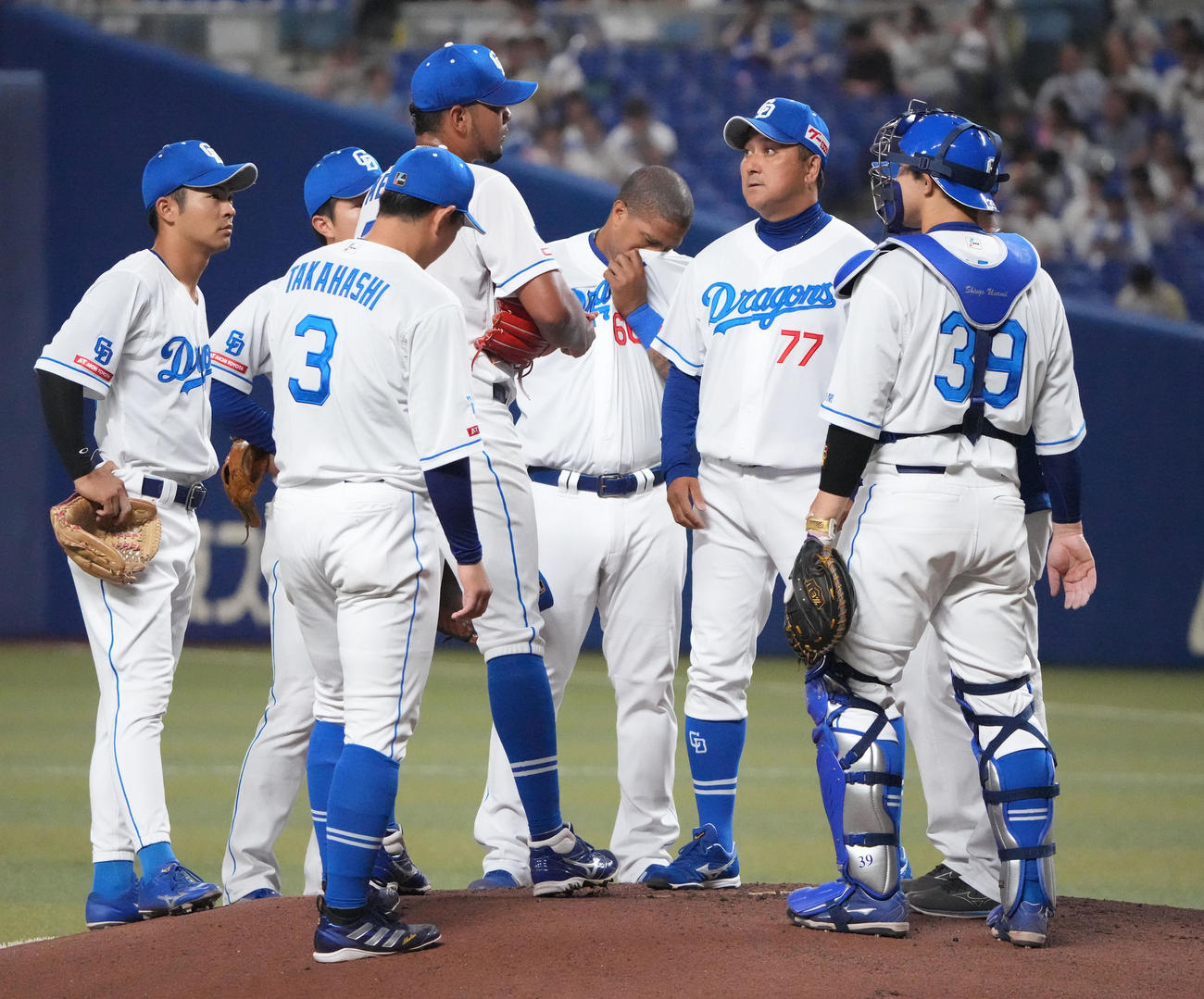 中日対DeNA 1回表DeNA1死一、二塁、マウンドのメヒア（中央）のもとに集まる中日ナイン（撮影・森本幸一）