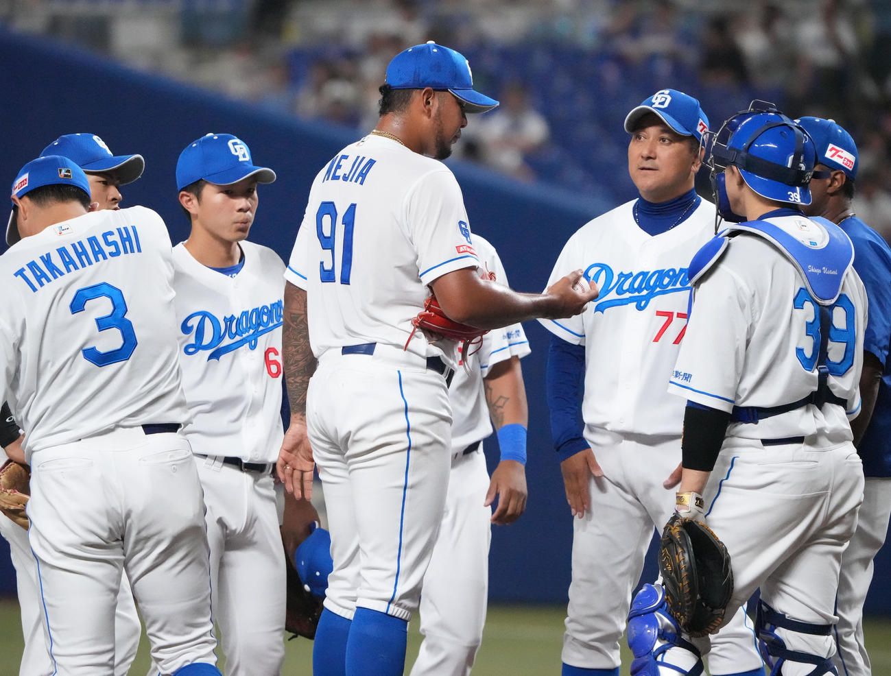 中日対DeNA 1回表DeNA1死一、二塁、マウンドのメヒア（中央）のもとに集まる中日ナイン（撮影・森本幸一）