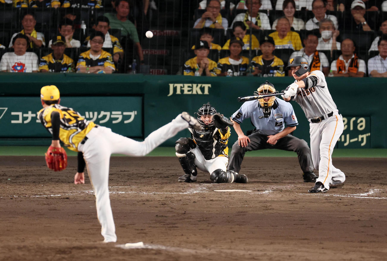 阪神対巨人　5回表巨人2死一、二塁、長野は右へ適時二塁打を放つ。投手は才木（撮影・加藤哉）