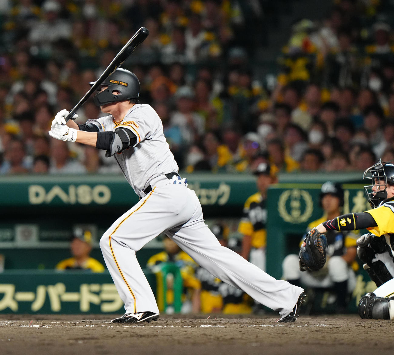 阪神対巨人　5回表巨人2死一、二塁、2点適時二塁打を放つ長野（撮影・江口和貴）