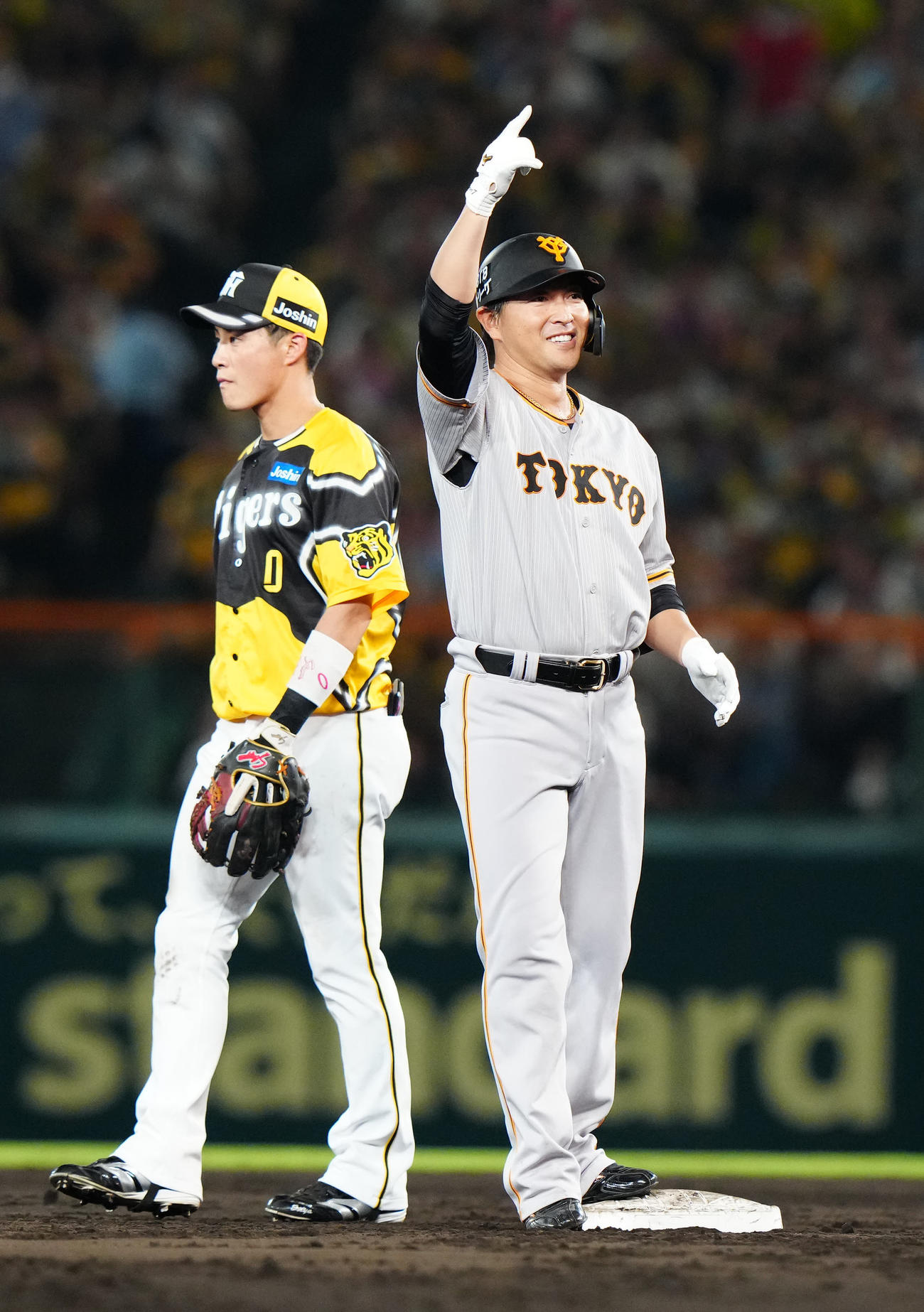 阪神対巨人　5回表巨人2死一、二塁、2点適時二塁打を放ち、ポーズを決める長野（撮影・江口和貴）