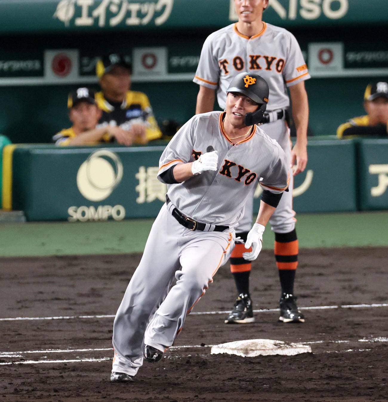 阪神対巨人　5回表巨人2死一、二塁、長野は右へ適時二塁打を放つ（撮影・加藤哉）