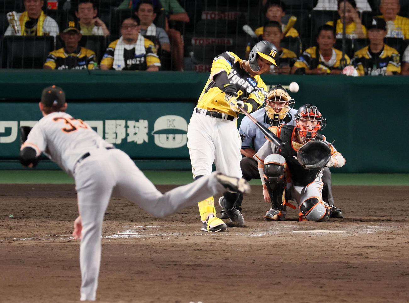 阪神対巨人　8回裏阪神無死、佐藤輝は中越えソロ本塁打を放つ。投手はビーディ（撮影・加藤哉）