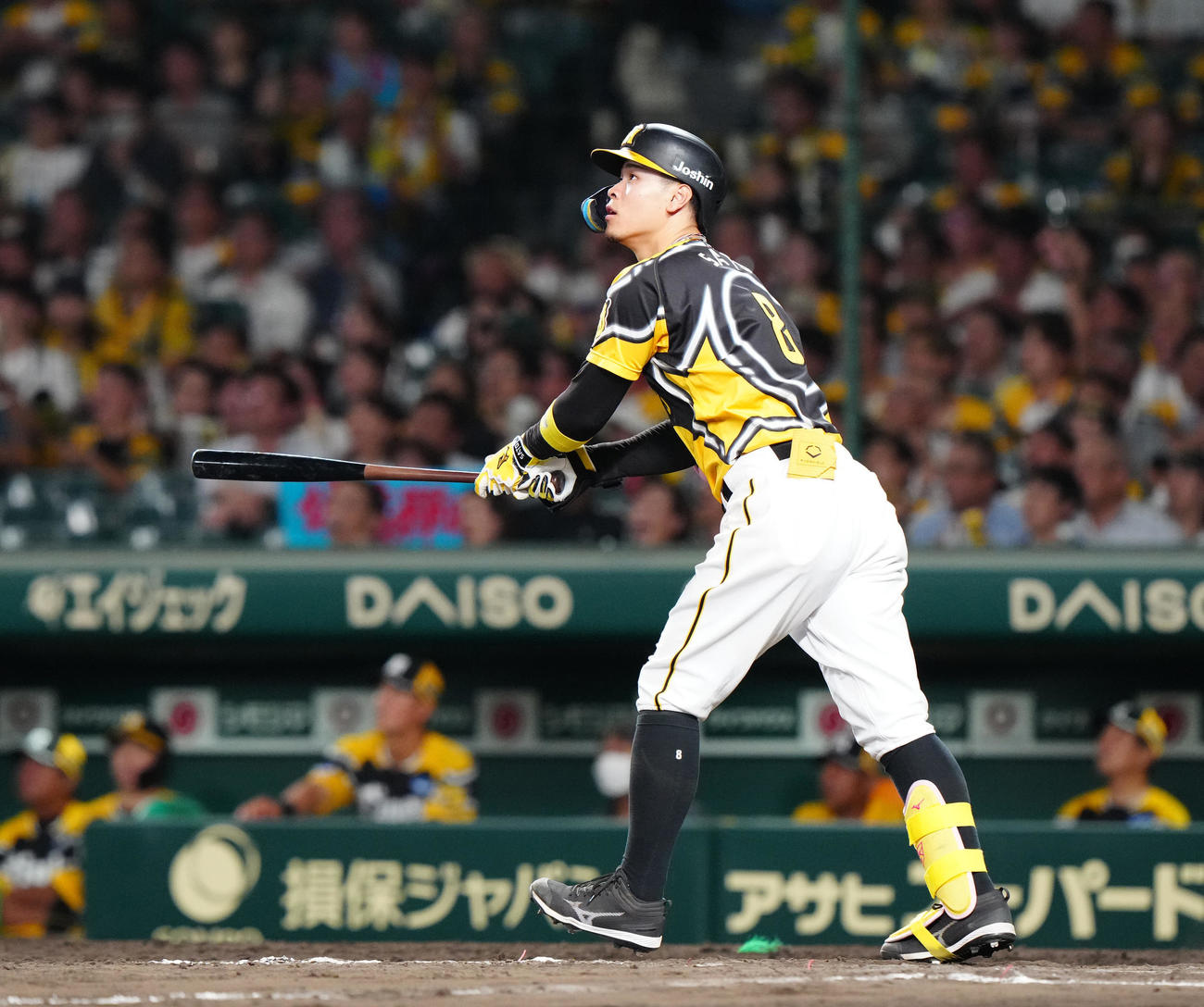 阪神対巨人　8回裏阪神無死、ソロ本塁打を放つ佐藤輝（撮影・江口和貴）