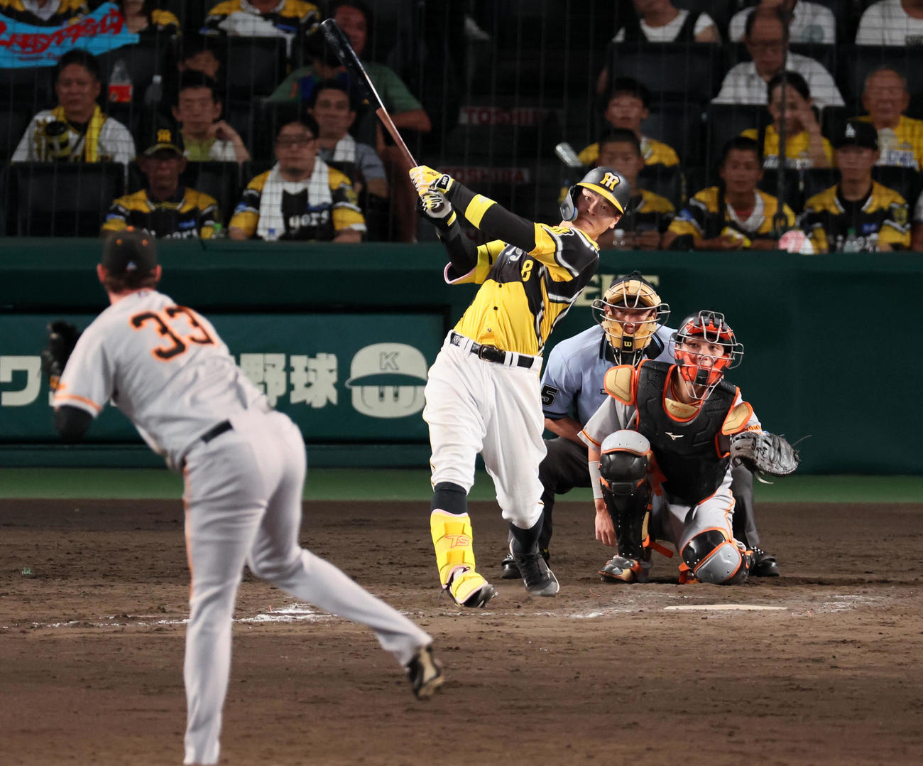 阪神対巨人　8回裏阪神無死、佐藤輝は中越えソロ本塁打を放つ。投手はビーディ（撮影・加藤哉）