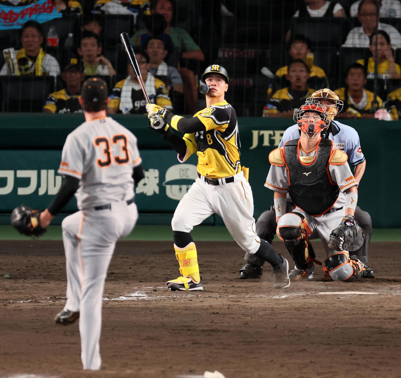 阪神対巨人　8回裏阪神無死、佐藤輝は中越えソロ本塁打を放つ。投手はビーディ（撮影・加藤哉）