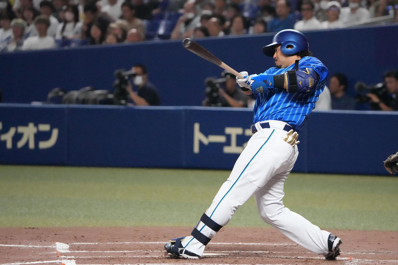 中日対DeNA 3回表DeNA1死一塁、左越え2点本塁打を放つ宮崎（撮影・森本幸一）