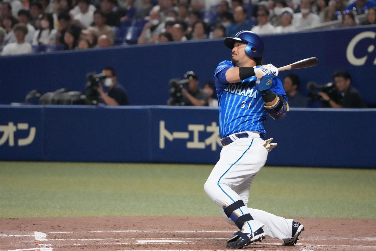 中日対DeNA 3回表DeNA1死一塁、左越え2点本塁打を放つ宮崎（撮影・森本幸一）
