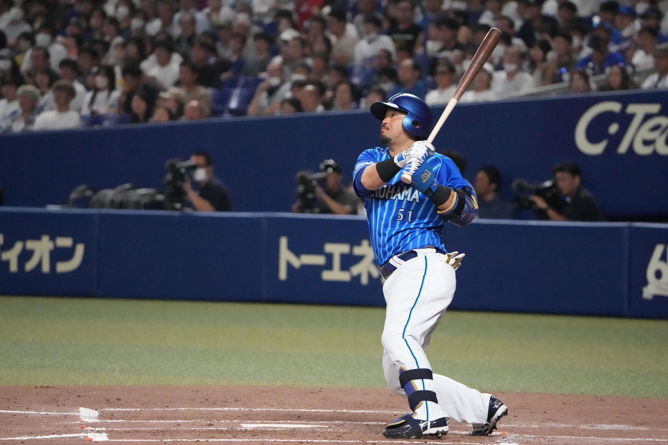 中日対DeNA 3回表DeNA1死一塁、左越え2点本塁打を放つ宮崎（撮影・森本幸一