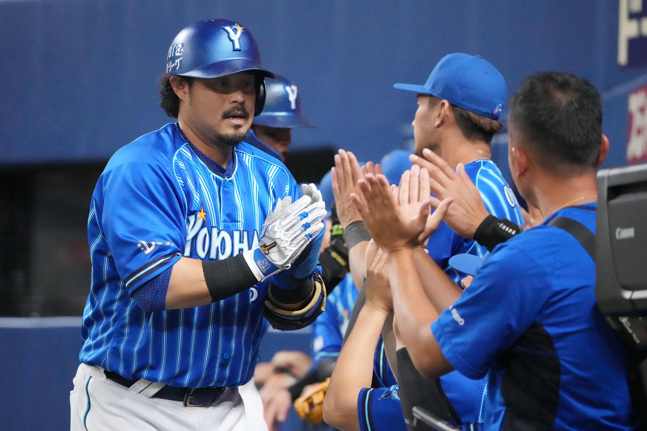 中日対DeNA 3回表DeNA1死一塁、左越え2点本塁打を放ちチームメートとタッチを交わす宮崎（左）（撮影・森本幸一）