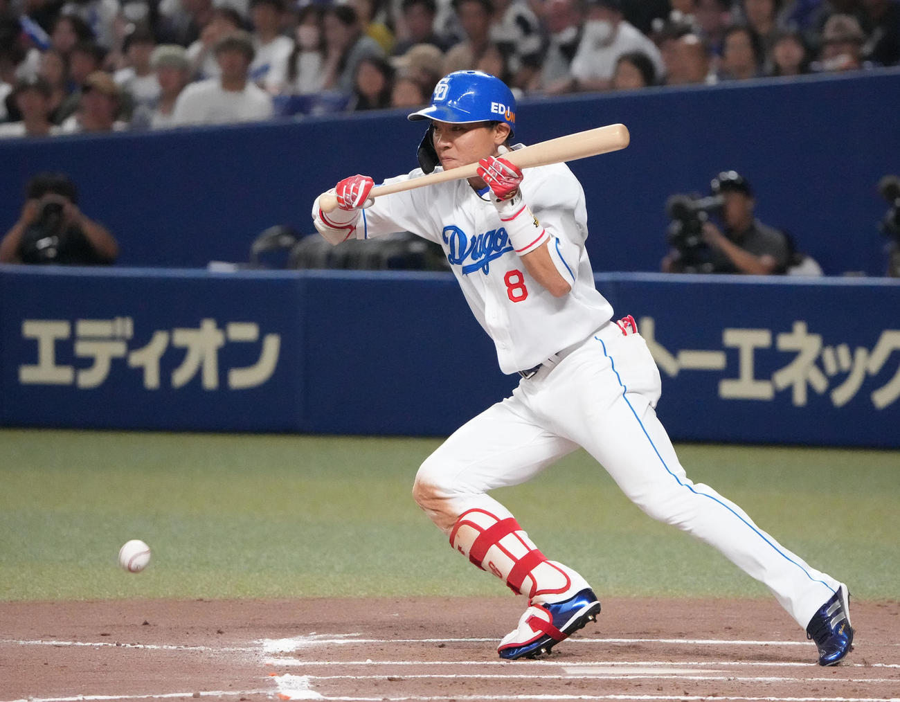 中日対DeNA 6回裏中日無死一塁、三塁内野安打となるバントを決める大島（撮影・森本幸一）