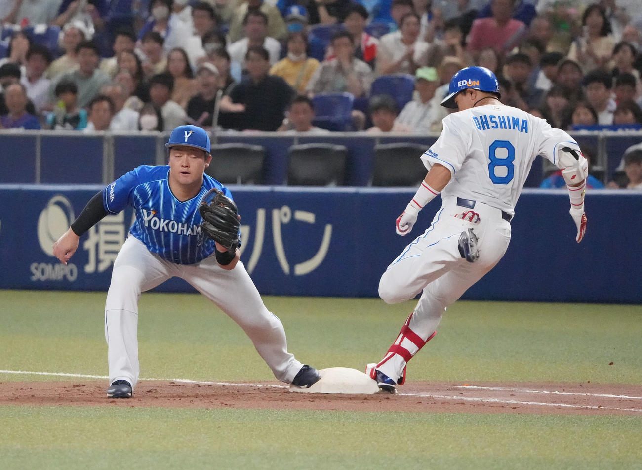 中日対DeNA 6回裏中日無死一塁、三塁内野安打となるバントを決める大島（右）（撮影・森本幸一）