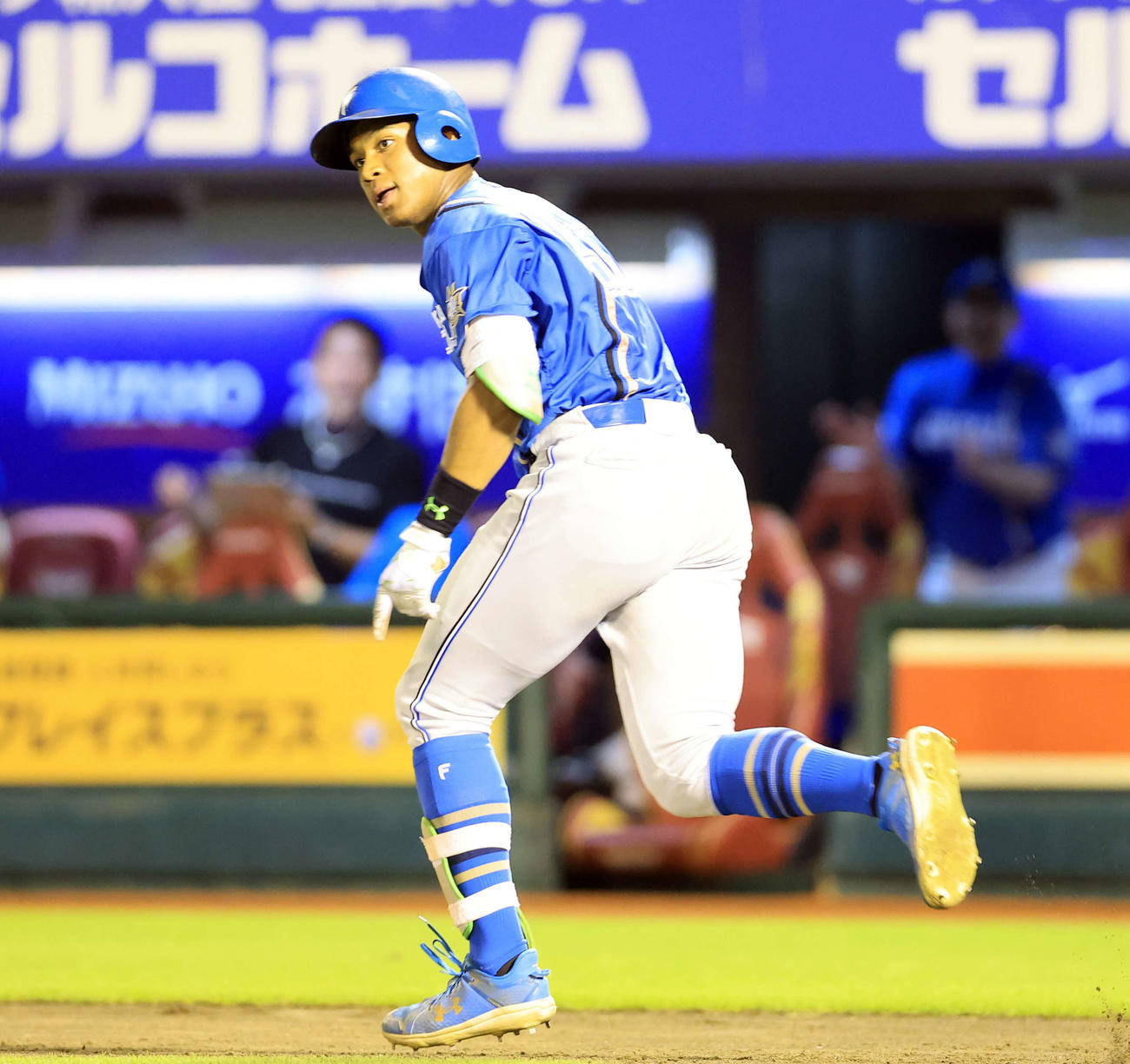 楽天対日本ハム　5回表日本ハム2死三塁、万波は左適時二塁打を放つ（撮影・浅見桂子）