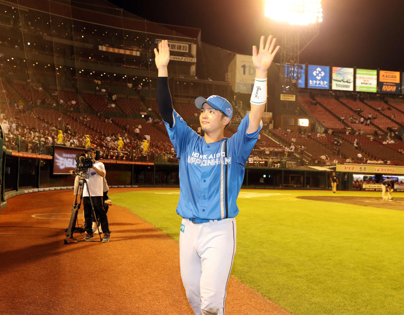 楽天対日本ハム　3安打猛打賞の日本ハム郡司は、スタンドに手を振る（撮影・浅見桂子）