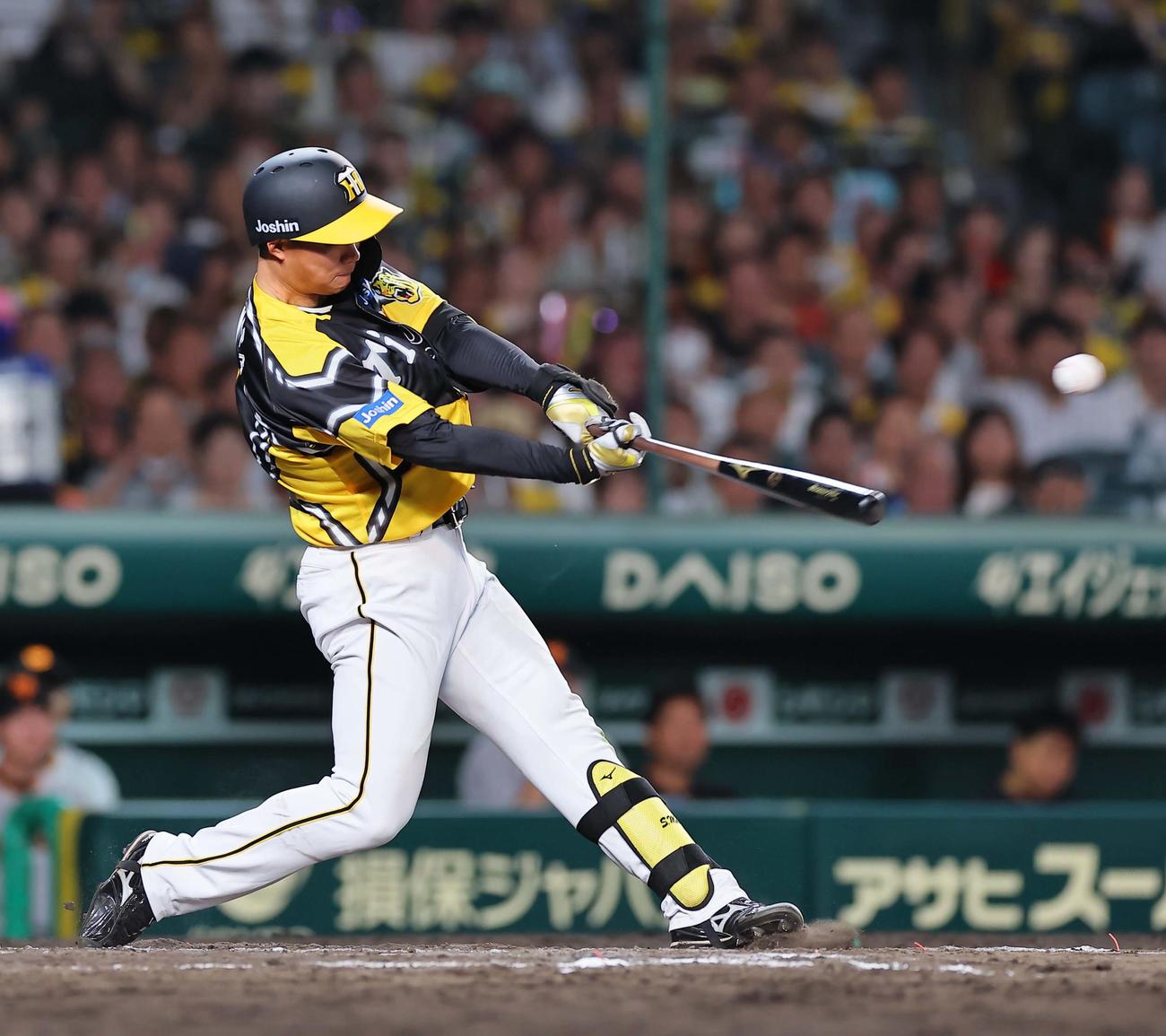 阪神対巨人　7回裏阪神2死二、三塁、森下は左前へ2点適時打を放つ（撮影・上田博志）