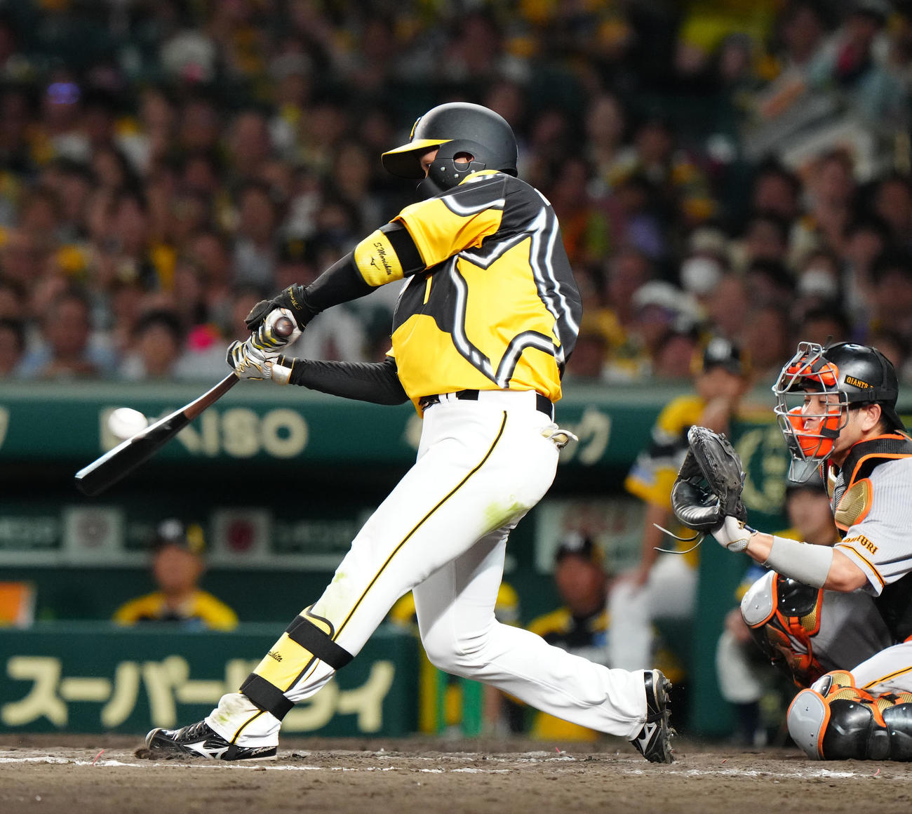 阪神対巨人　7回裏阪神2死二、三塁、2点適時打を放つ森下（撮影・江口和貴）