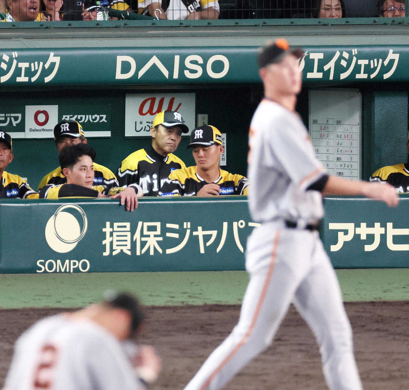 阪神対巨人　巨人に敗れ厳しい顔をみせる岡田監督（撮影・加藤哉）
