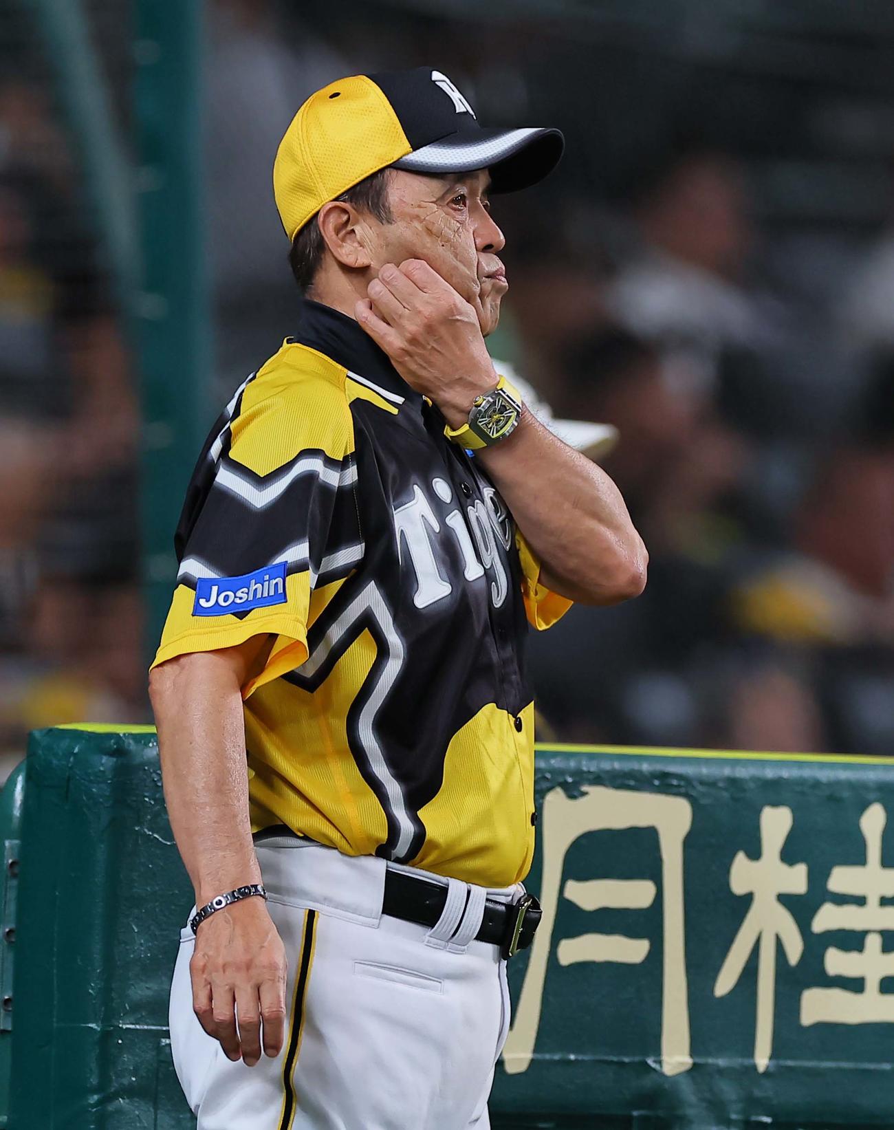 阪神対巨人　選手交代を告げにベンチを出る岡田監督（撮影・上田博志）