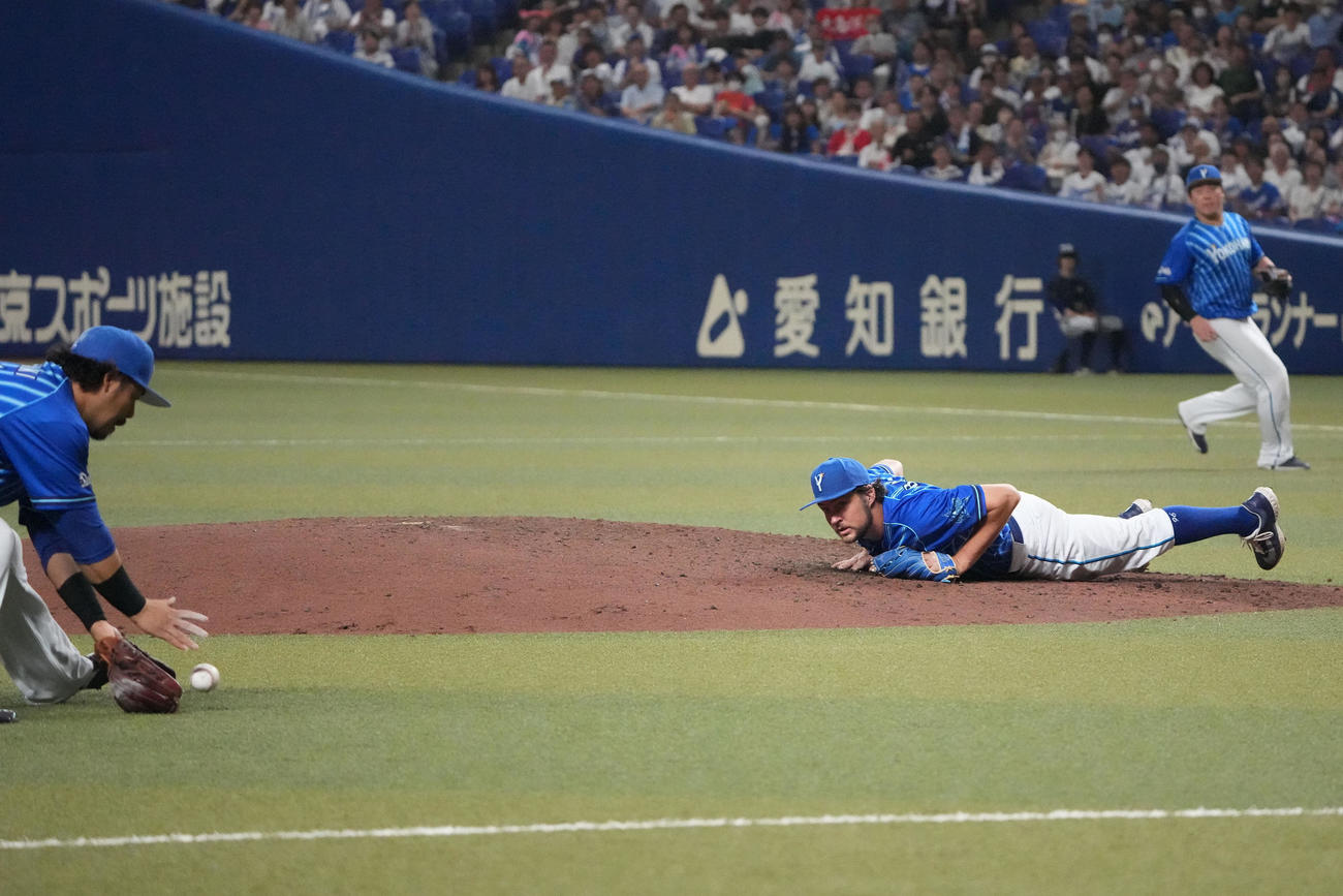 中日対DeNA 6回裏中日無死二塁、大島の打球処理をする宮崎（左）の邪魔をしないように寝そべるバウアー（中央）（撮影・森本幸一）