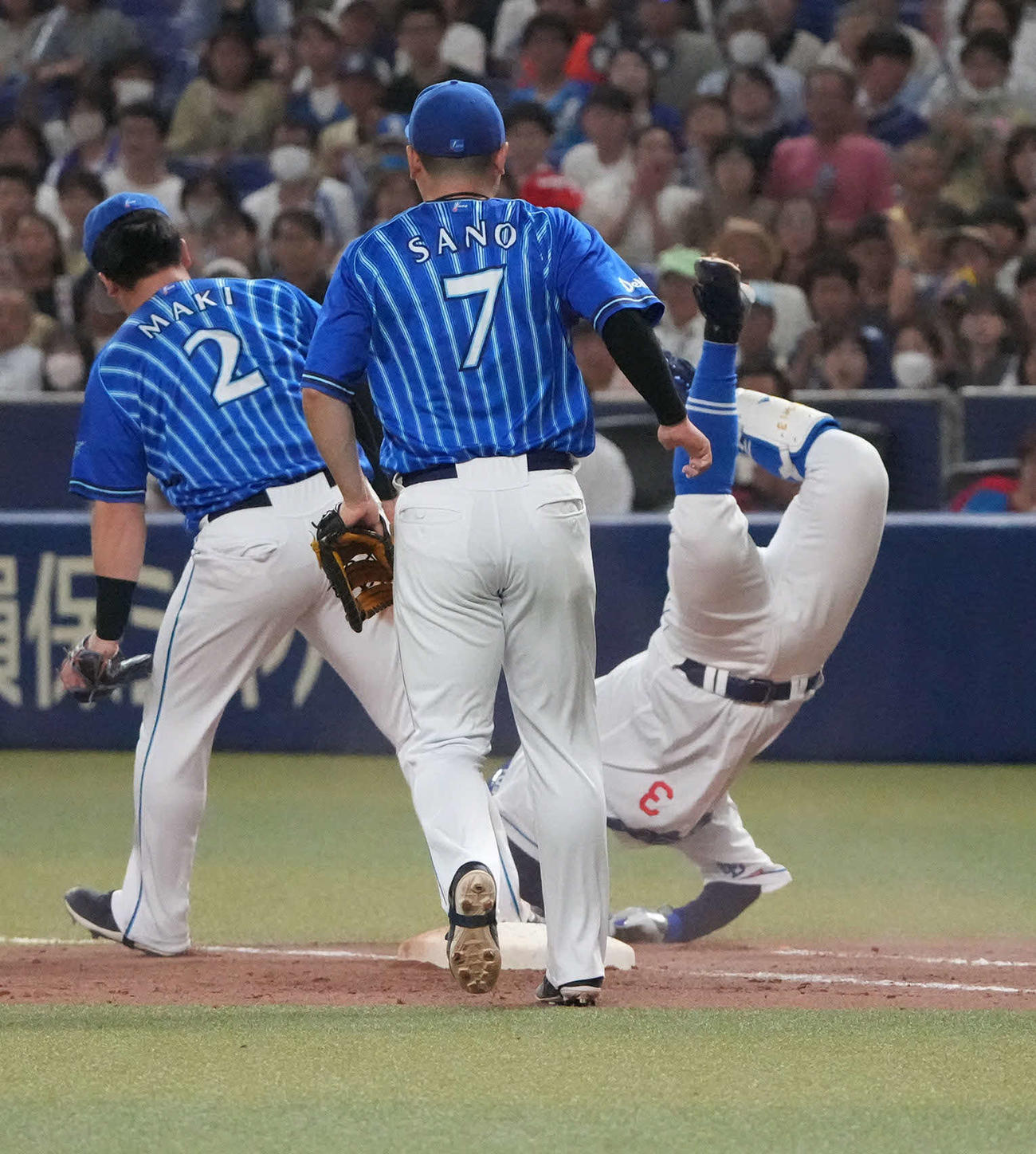 中日対DeNA 6回裏中日1死一、三塁、一塁ベースカバーに入った牧をかわそうとして転倒する高橋周（右）（撮影・森本幸一）