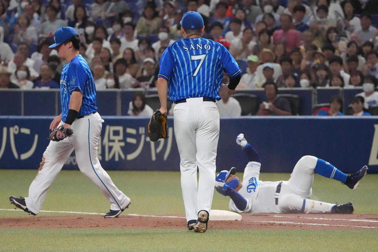 中日対DeNA 6回裏中日1死一、三塁、ベースカバーの牧を交わそうとするも転倒する高橋周（右）（撮影・森本幸一）