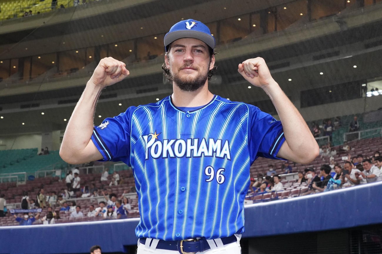 中日対DeNA　ヒーローインタビューを終えポーズを決めるバウアー（撮影・森本幸一）