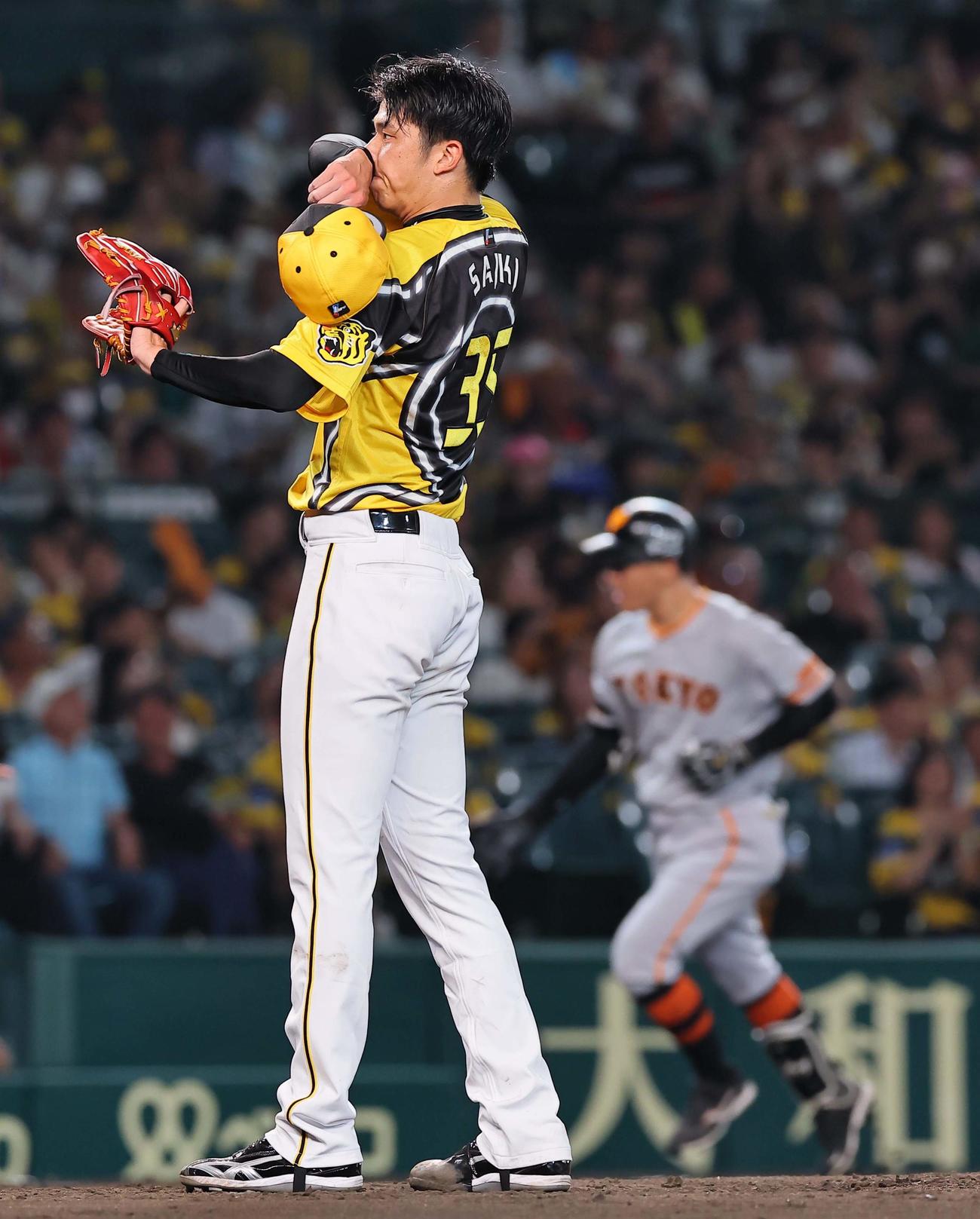 阪神対巨人　5回表巨人1死、才木（左）は梶谷に左越え勝ち越しソロ本塁打を浴びる（撮影・上田博志）