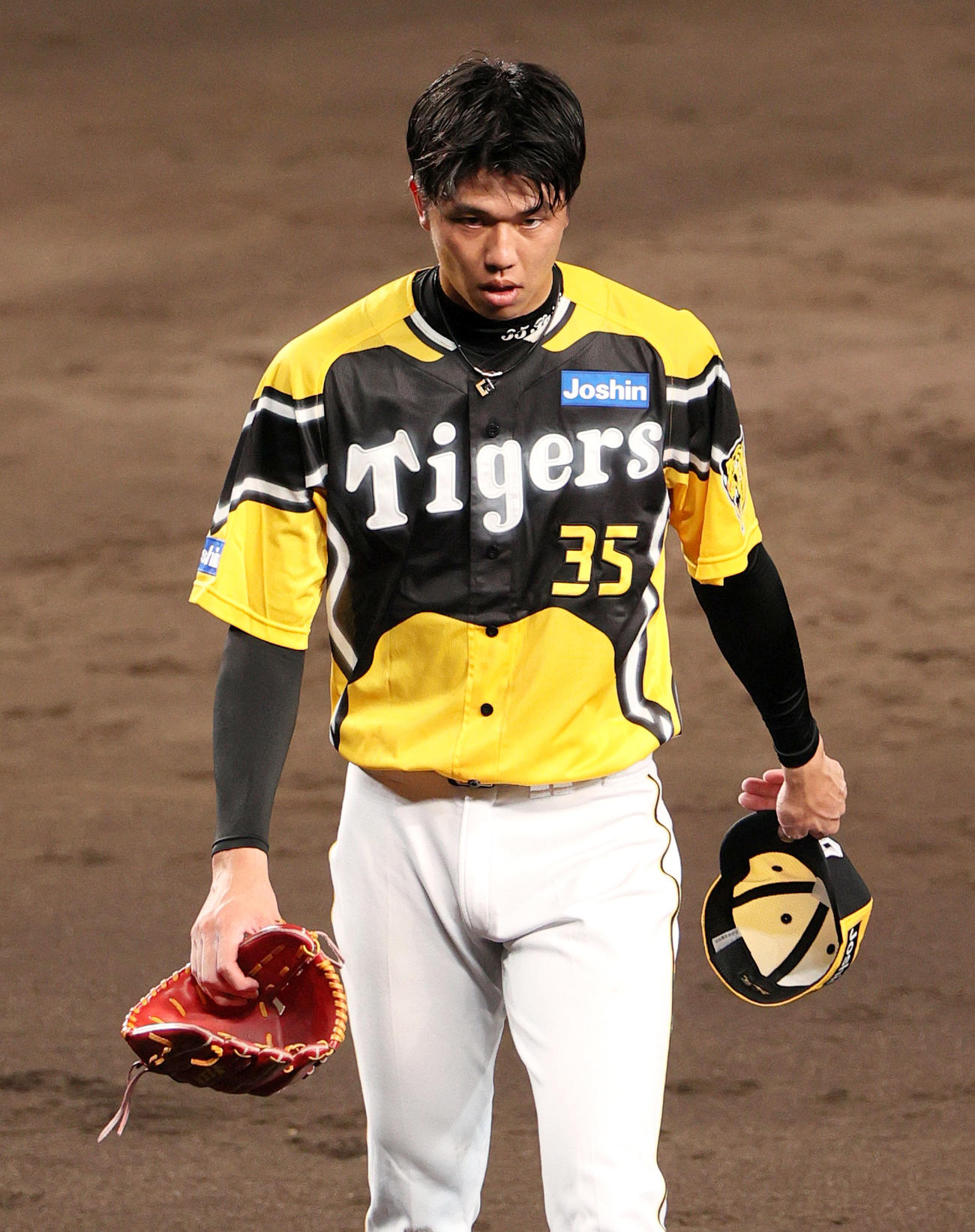 阪神対巨人　5回表巨人2死二塁、才木は途中降板し、うつむきながらベンチへ引き揚げる（撮影・上山淳一）