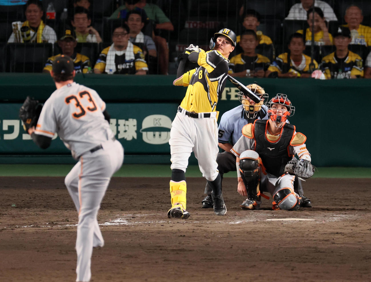 阪神対巨人　8回裏阪神無死、佐藤輝は中越えソロ本塁打を放つ。投手はビーディ（撮影・加藤哉）