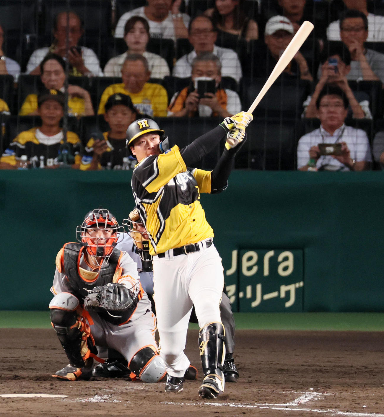 阪神対巨人　4回裏阪神無死、大山は左越えソロ本塁打を放つ（撮影・加藤哉）