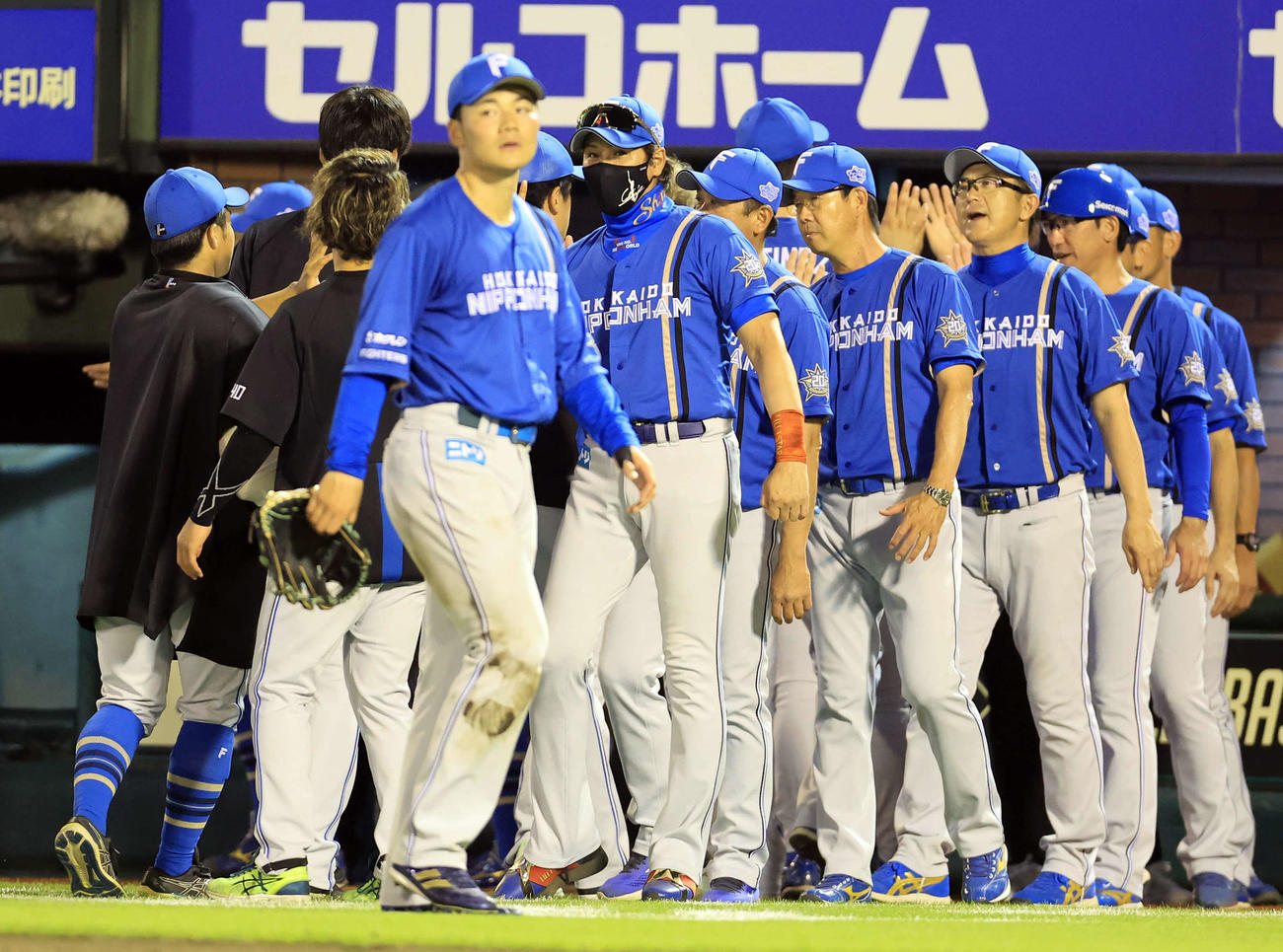楽天対日本ハム　連勝し、笑顔でナインとハイタッチする日本ハム新庄監督（中央）（撮影・浅見桂子）