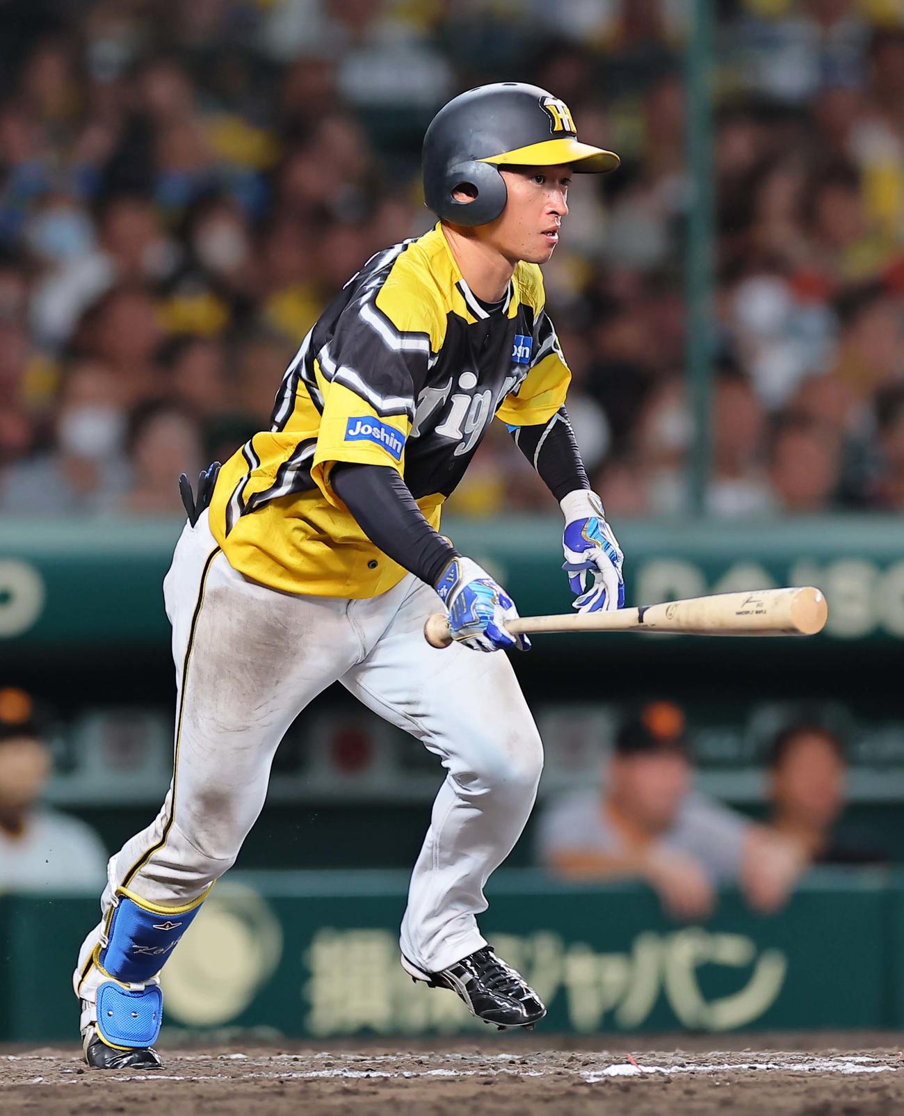 阪神対巨人　7回裏阪神2死一塁、近本は右前打を放つ（撮影・上田博志）
