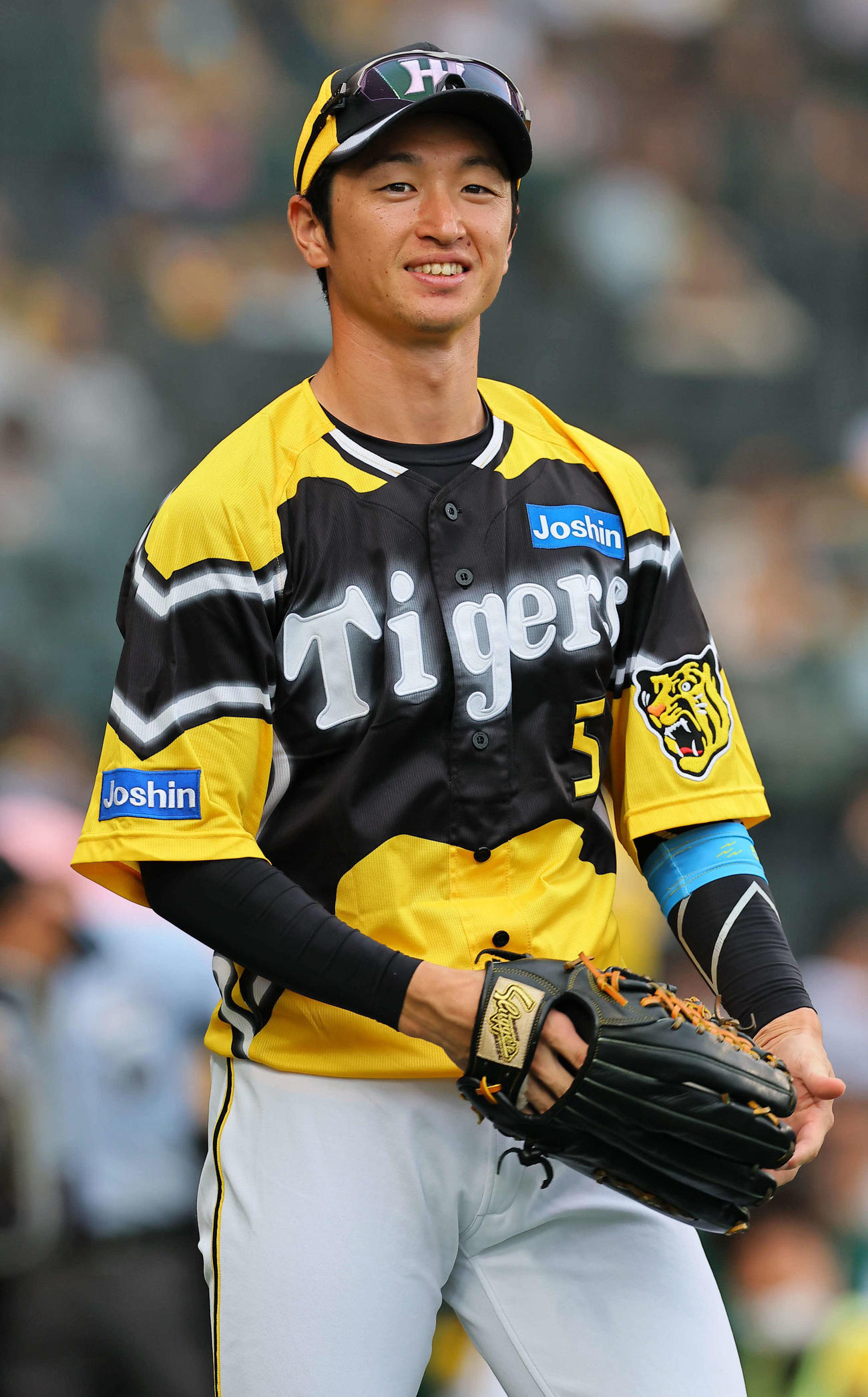 阪神対巨人　試合前に笑顔を見せる近本（撮影・上田博志）