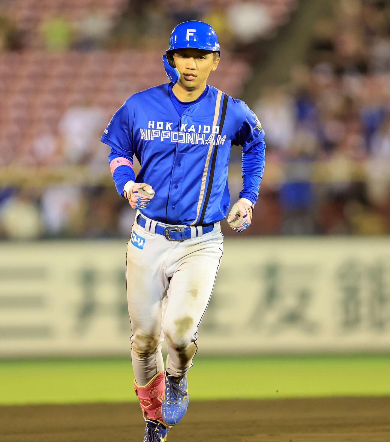 楽天対日本ハム　6回表日本ハム1死、加藤豪は右越えソロ本塁打を放ちダイヤモンドを回る（撮影・浅見桂子）